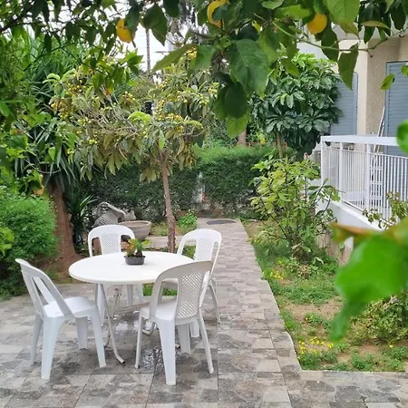 بيت للعطل Elpida Lemon Garden House